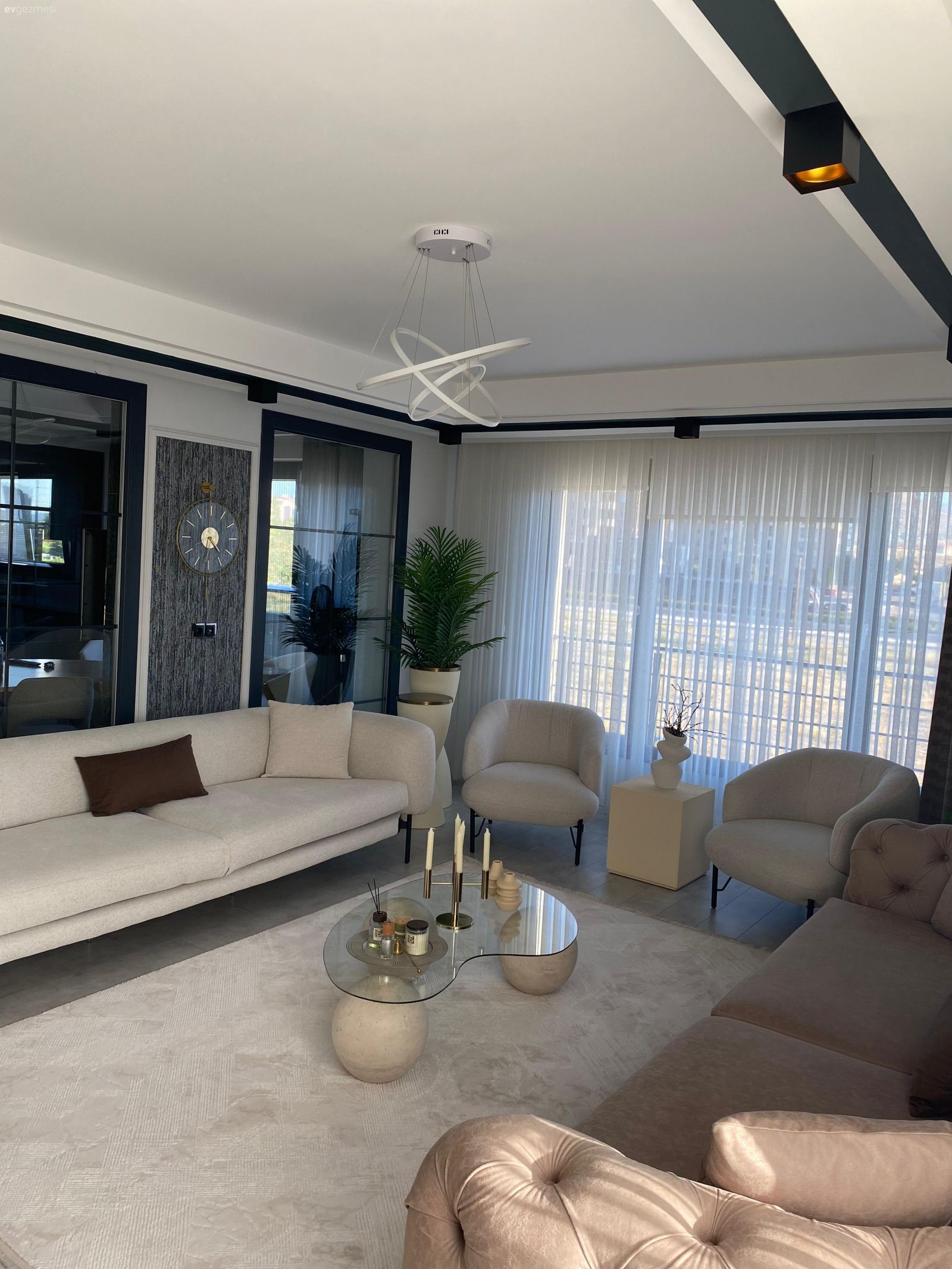 Salon, Modern, Krem, Bej, Beyaz, Koltuk takımı, Berjer, Halı, Salon halısı, Fon perde, Perde, Tül perde, Kapitoneli koltuk, Yan sehpa, Sehpa, Cam orta sehpa, Orta sehpa, Cam kapı, Kapı , Duvar dekorasyonu, Ev bitkisi, Dekoratif Objeler, Spot aydınlatma, Aydınlatma