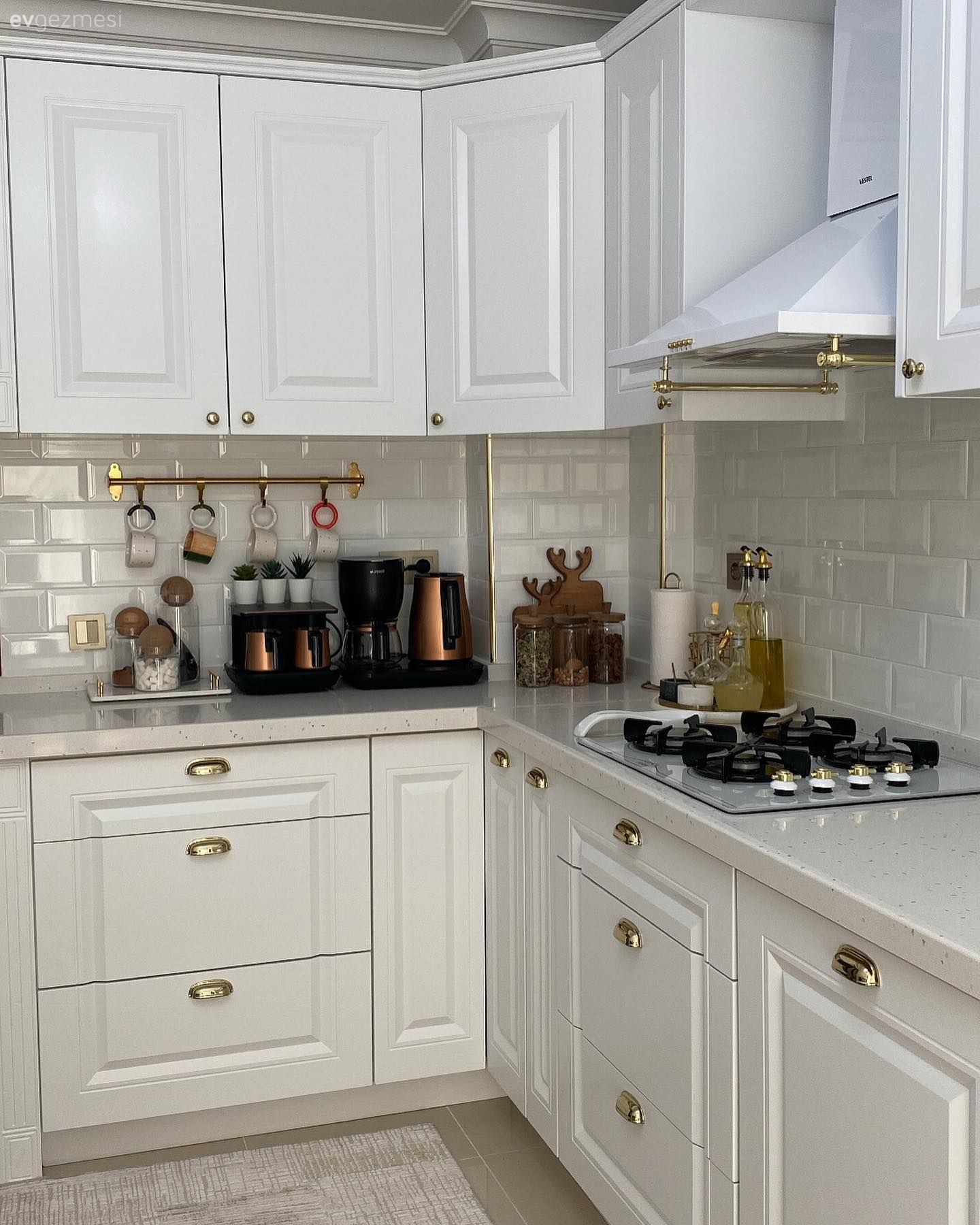 Öncesi&Sonrası: Bu Mutfağın Yeni Haline Beyaz Damga Vurmuş