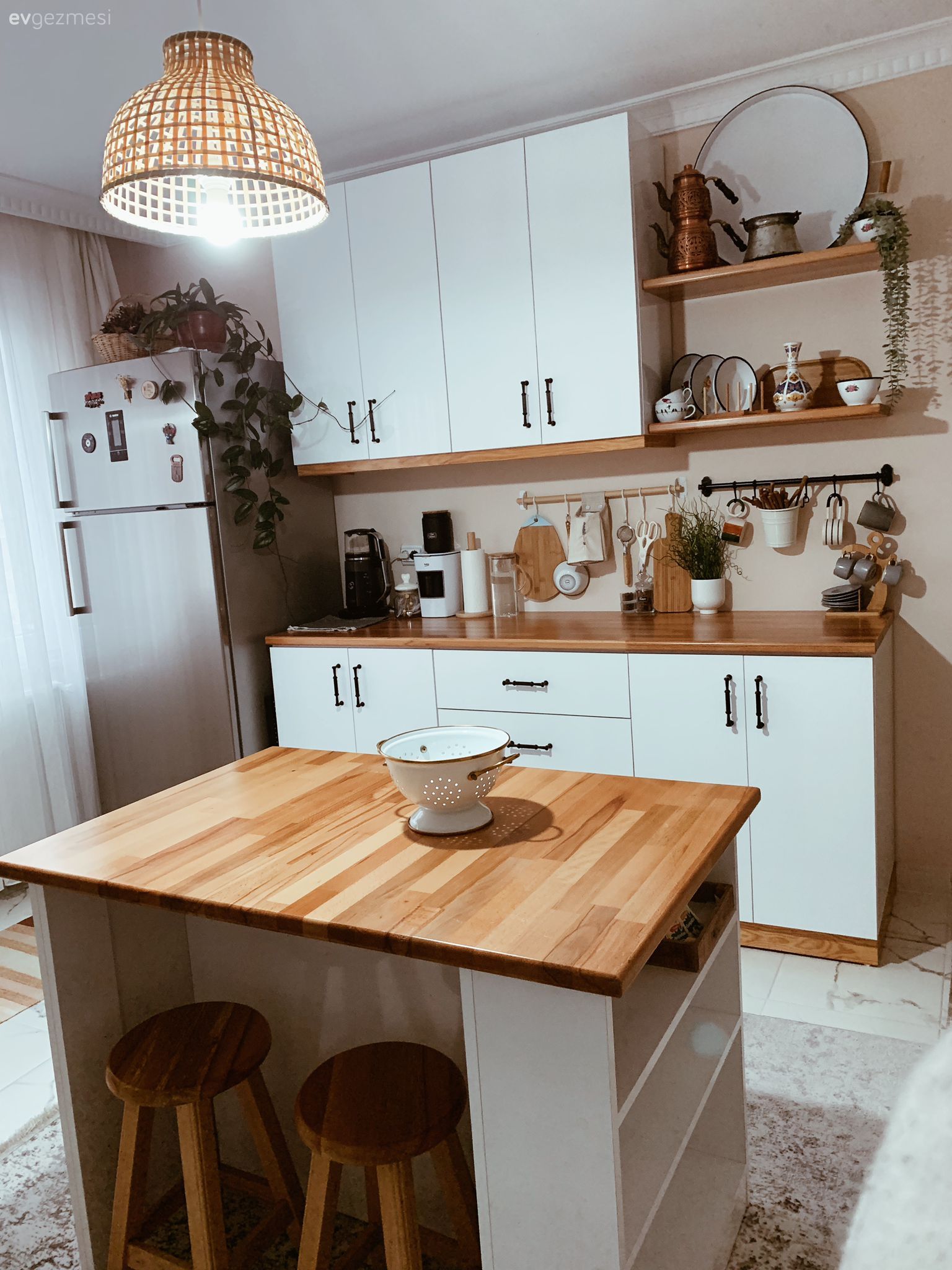 Mutfak, İskandinav, Beyaz, Beyaz ve ahşap mutfak, Ada mutfak, Siyah, Mutfak halısı, Tabure, Mutfak Avize Modelleri, Siyah tezgah, Mutfak tezgahı, Mutfak tezgah arası