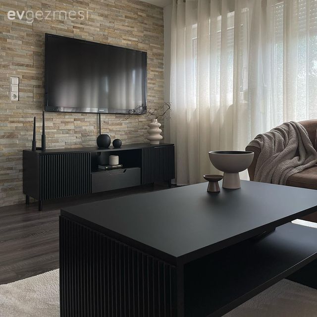 Taş duvar, Duvar dekorasyonu, Siyah, Dekoratif Objeler, Orta sehpa, Sehpa, Tül perde, Perde, Beyaz, Krem