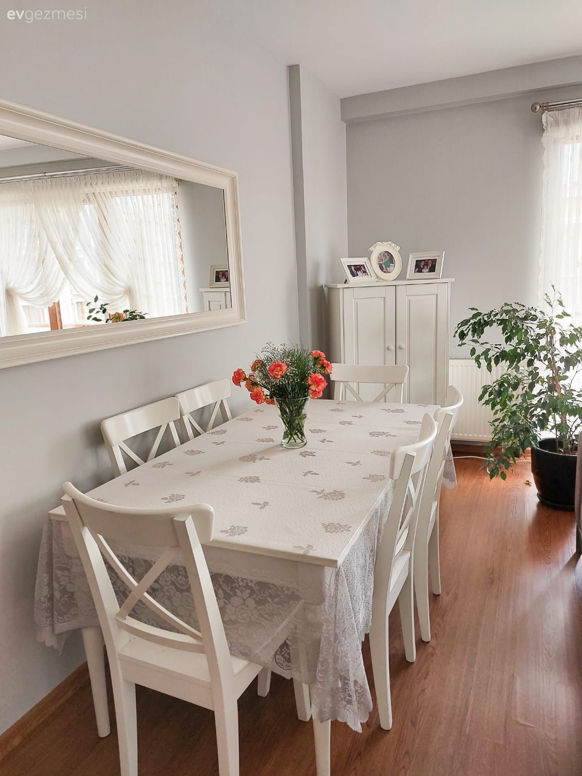 Beyaz, Sandalye, Yemek masası, Ayna