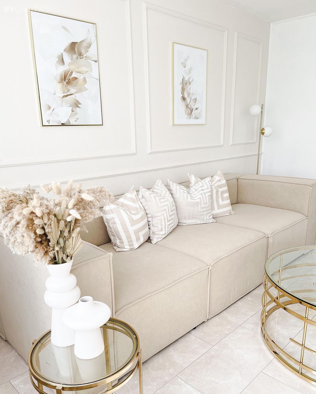 Salon, Modern, Krem, Bej, Beyaz, Duvar çıtalama, Krem duvar, Kırlent, Ev tekstili, Çerçeve, Tablo, Duvar dekorasyonu, Yan sehpa, Sehpa, Yuvarlak sehpa, Vazo, Ev Aksesuar, Çiçekler, Halı, Salon halısı, Altın