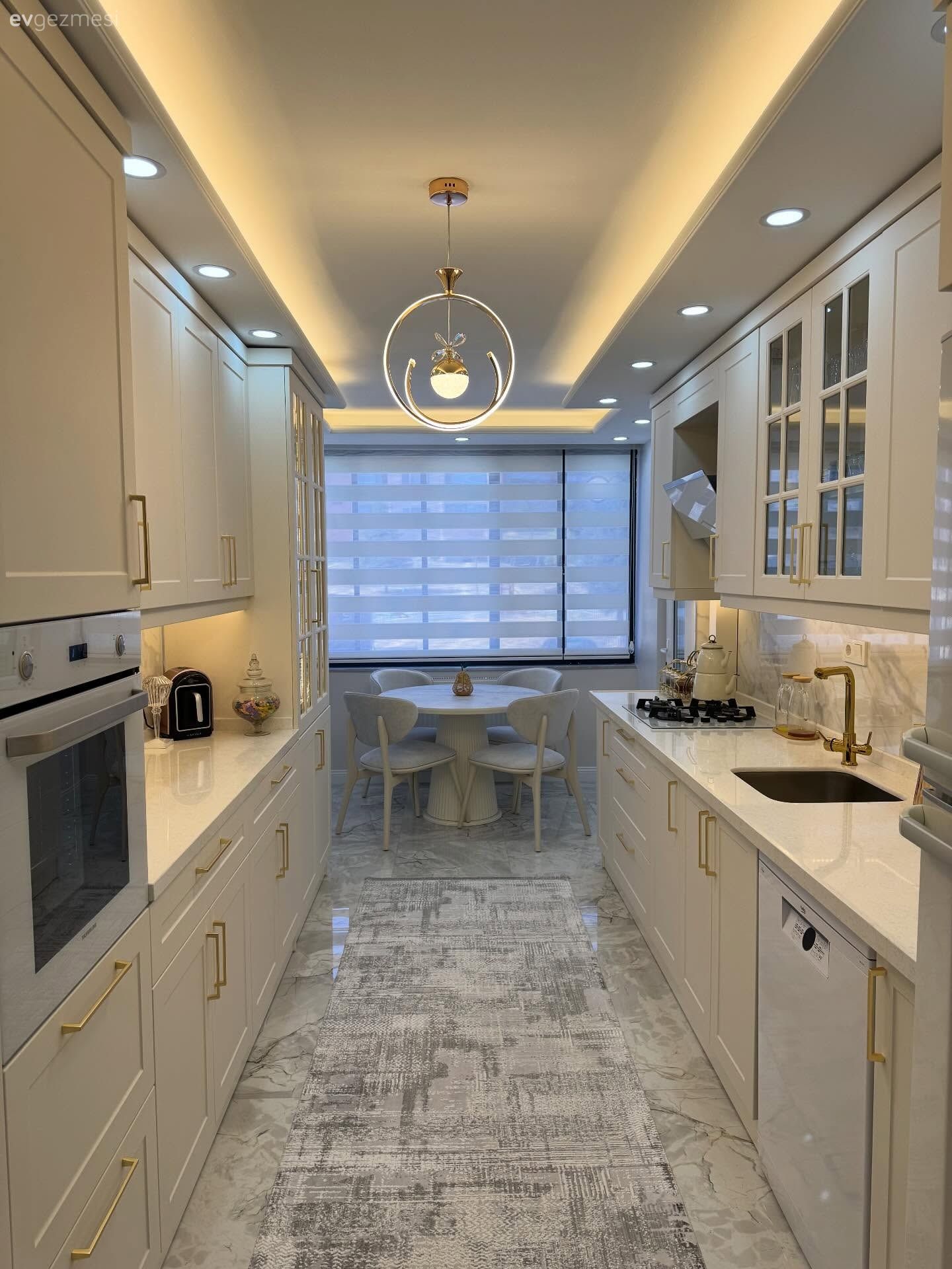 Koridor Tipi Bu Mutfakta Dar Alanları Ferahlatan Çözümler Uygulanmış