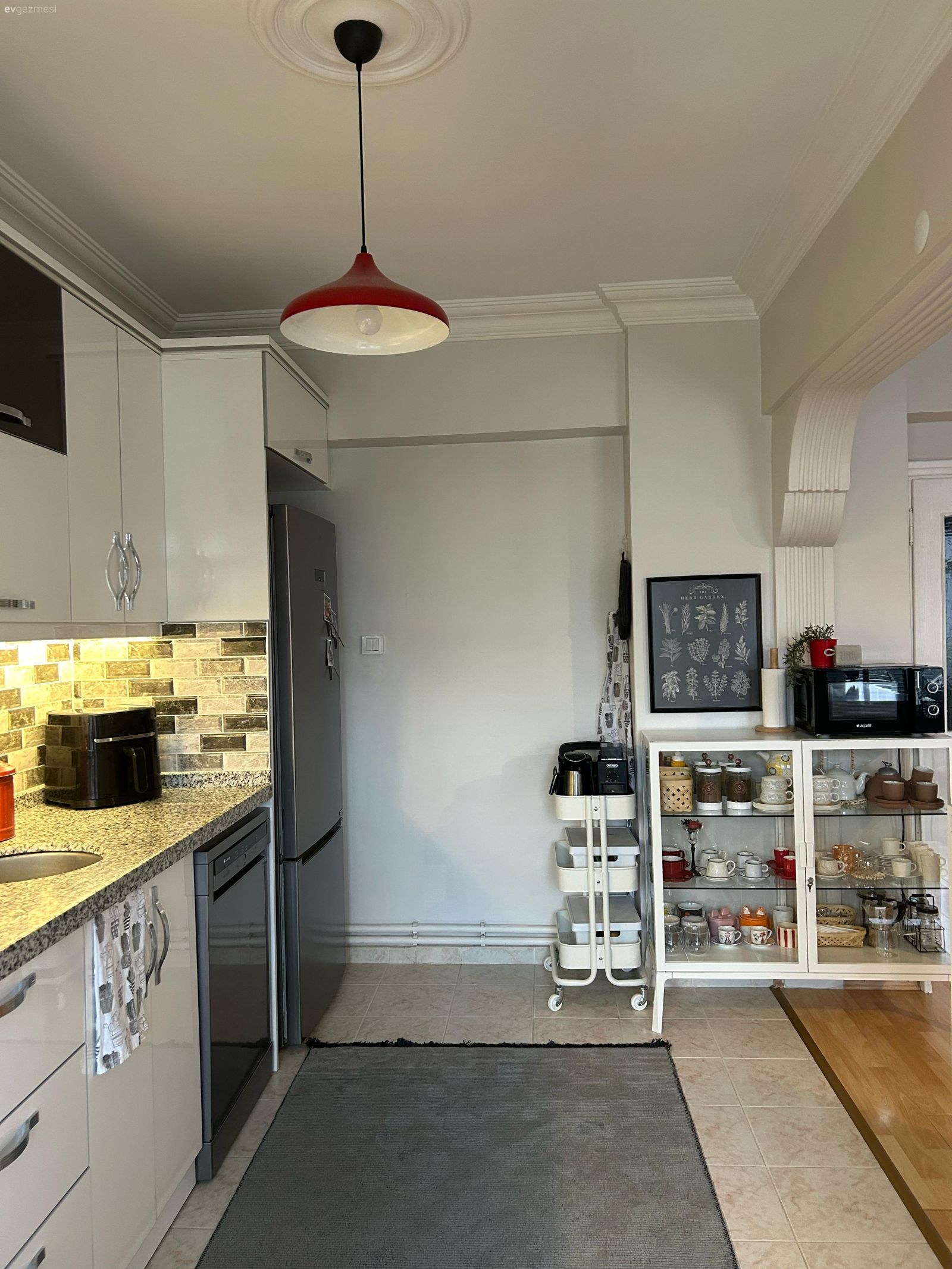 Mavi Duvarıyla Selam Veren Bu Ev Alışılmadık Detayları Pek Seviyor!