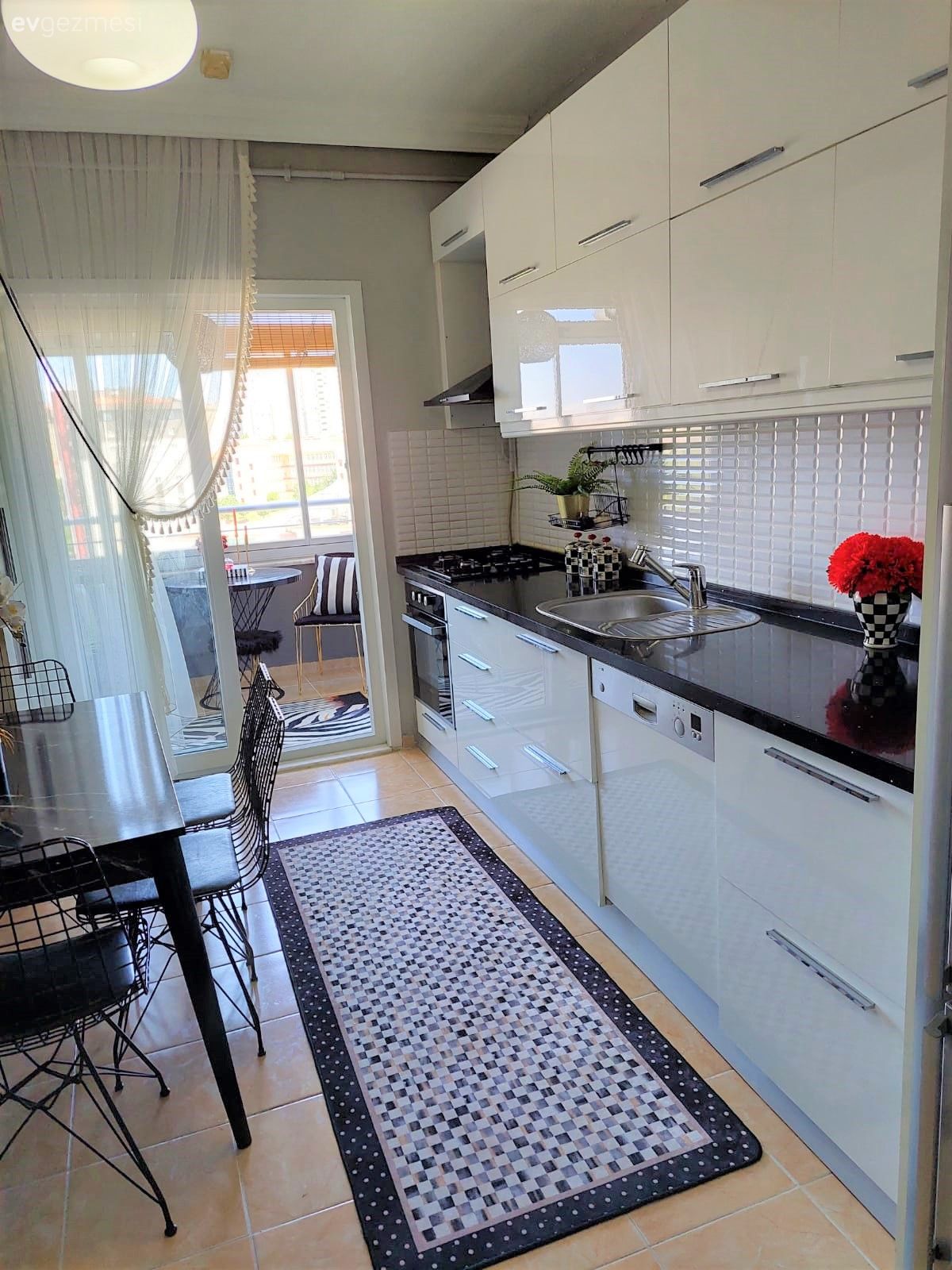 Mutfak, Beyaz, Siyah, Siyah tezgah, Mutfak tezgahı, Mutfak tezgah arası, Mutfak perdesi, Mutfak halısı, Sandalye, Mutfak masası, Mutfak Avize Modelleri
