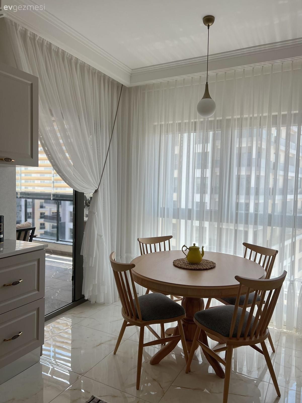 Bu Ankara Evi Beyazlıktan Ferahlık Turuncudan da Neşe Almış