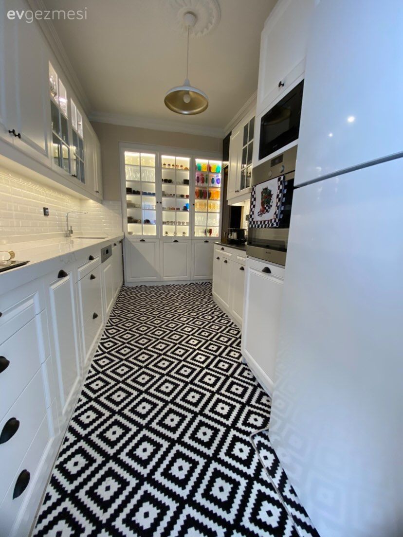 Mutfak, Beyaz, Siyah, Shaker kapaklı dolaplar, Mutfak tezgahı, Siyah tezgah, Mutfak tezgah arası, Tezgah arası seramik, Ankastre, Mutfak halısı, Desenler, Mutfak Avize Modelleri, Ekstra mutfak dolabı