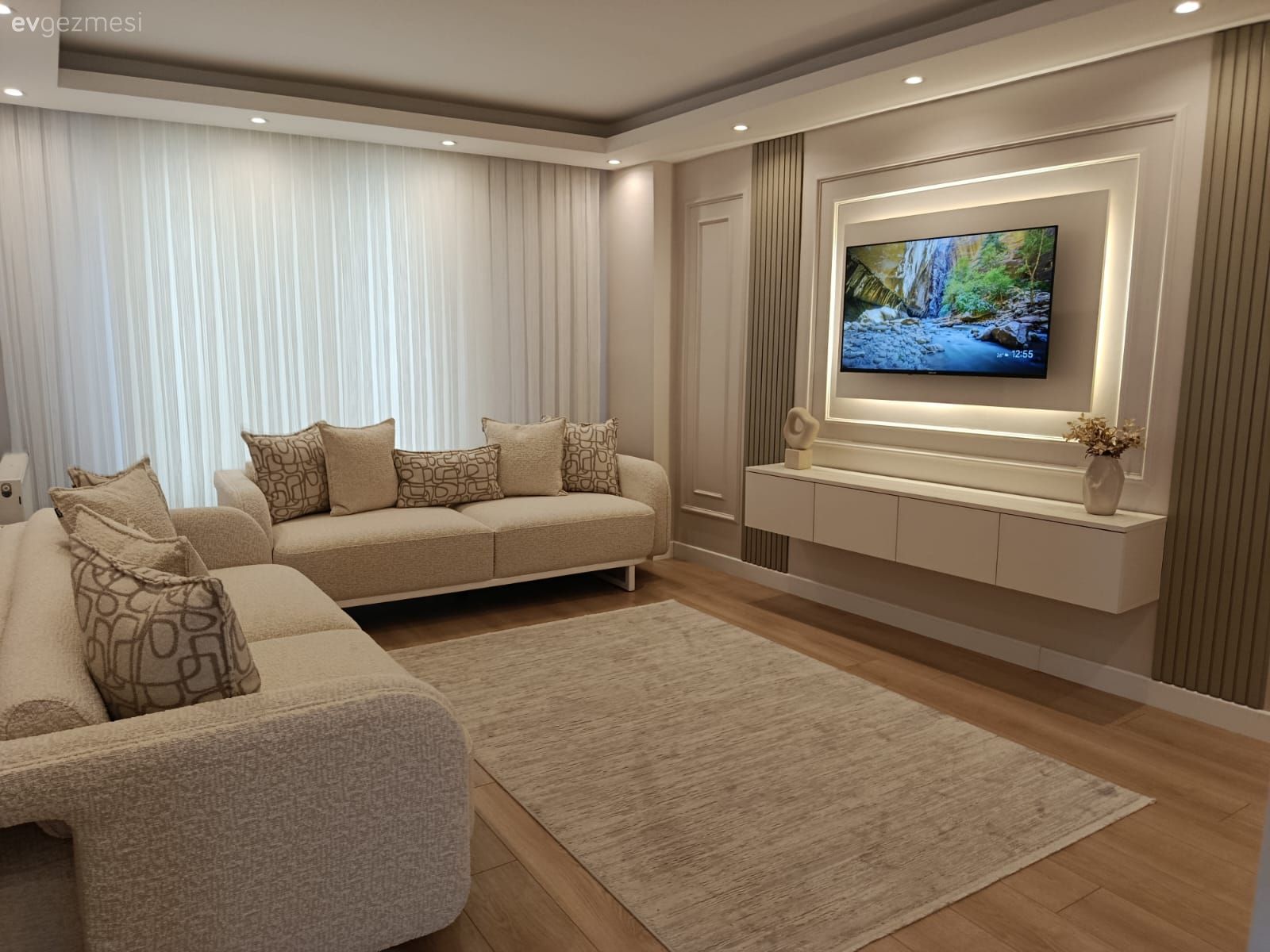 Salon, Modern, Krem, Bej, Beyaz, Koltuk takımı, Tül perde, Perde, Tv ünitesi, Tv ünitesi aksesuarları, Ev Aksesuar, Kırlent, Ev tekstili, Halı, Salon halısı, Spot aydınlatma, Aydınlatma