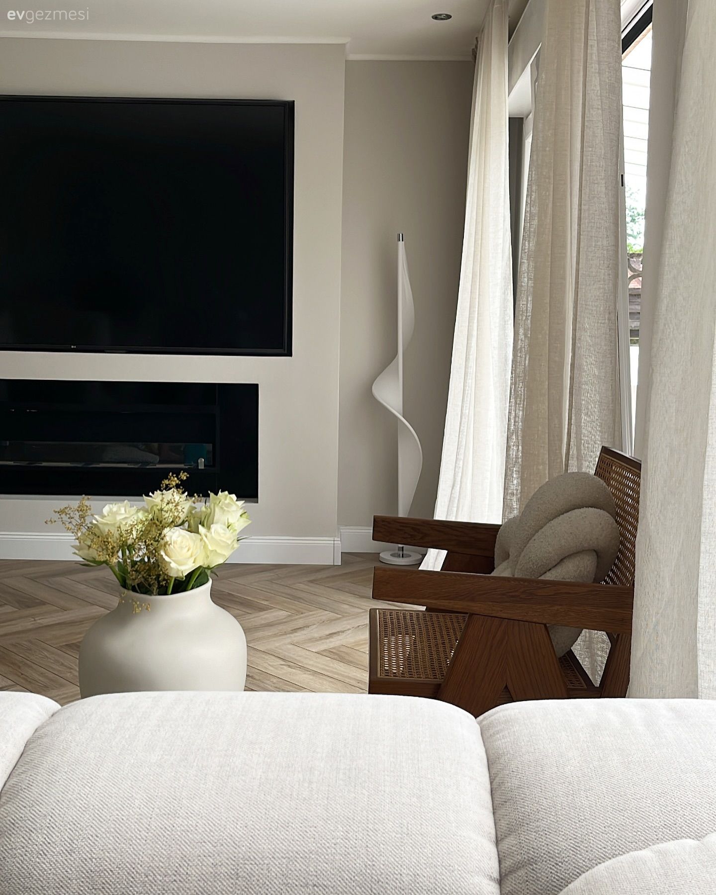 Petek Koltuklarla Keyiflenen Bu Dekorda Her Şeyin Rengi Beyaz!