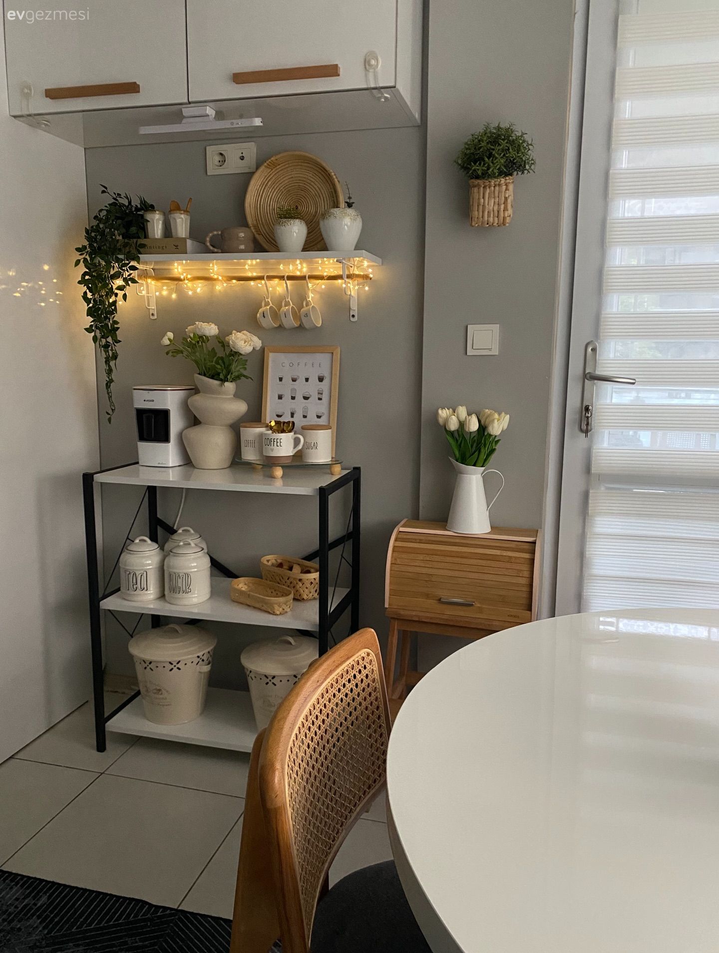 Kahve köşesi, Beyaz, Ahşap Mobilya, Duvar rafı, Duvar dekorasyonu, Mutfak aksesuarları, Mutfak, Gri duvar