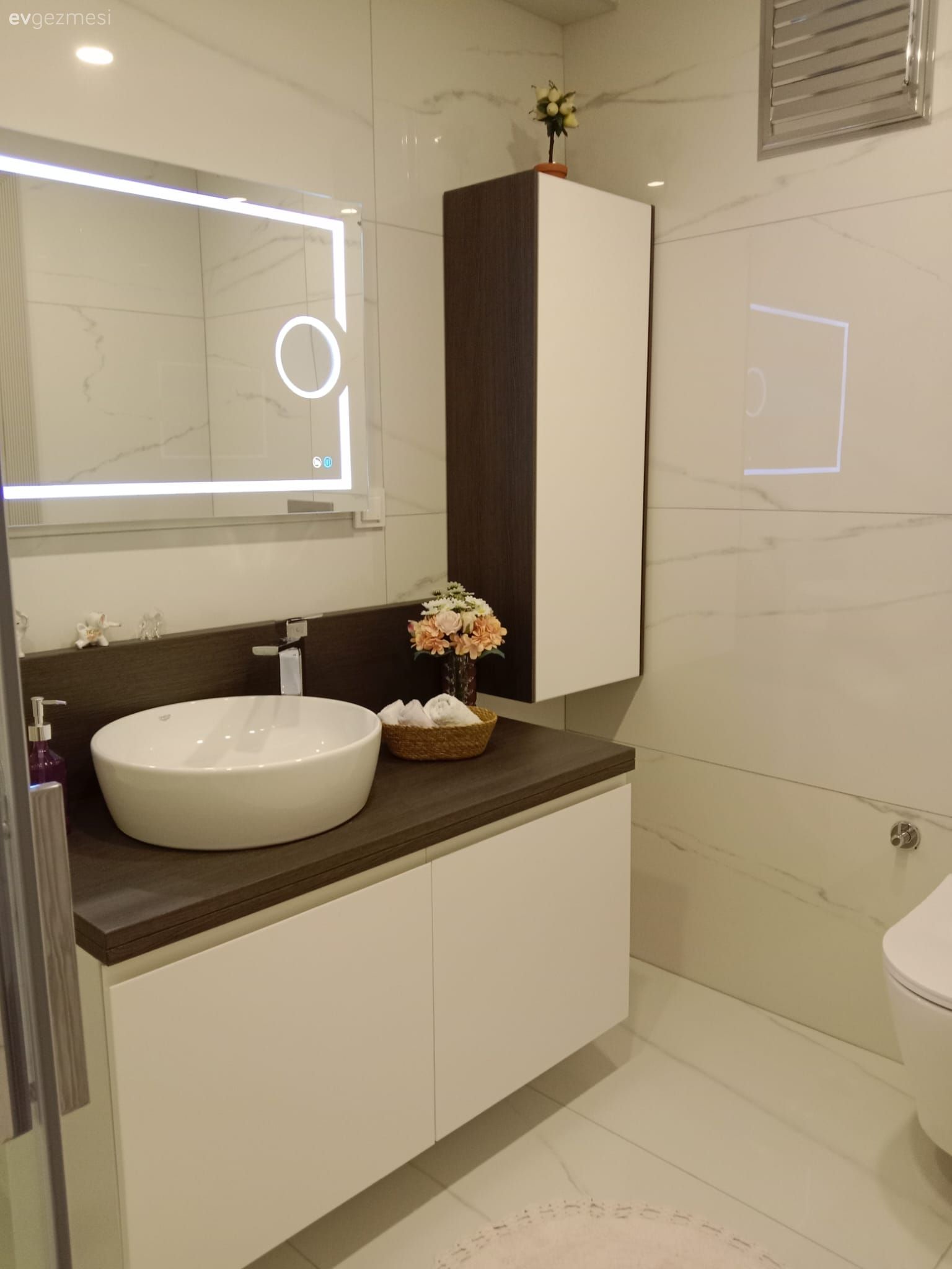 Banyo, Modern banyo, Beyaz, Siyah, Banyo dolabı, Banyo aynası, Banyo seramikleri