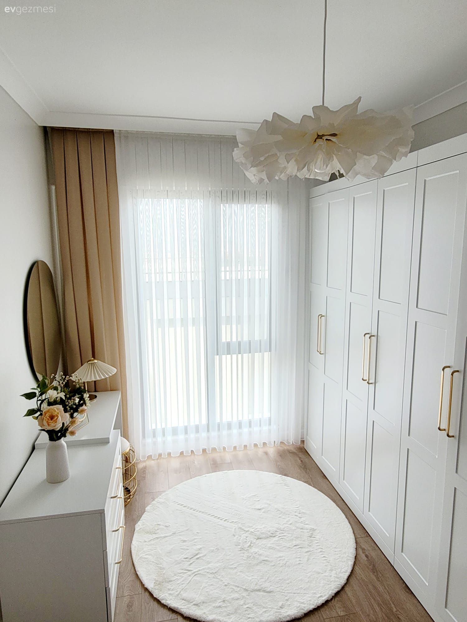 Giyinme odası, Beyaz, Modern, Gardrop, Yatak Odası, Yuvarlak halı, Halı, Fon perde, Perde, Tül perde, Şifonyer, Avize, Aydınlatma