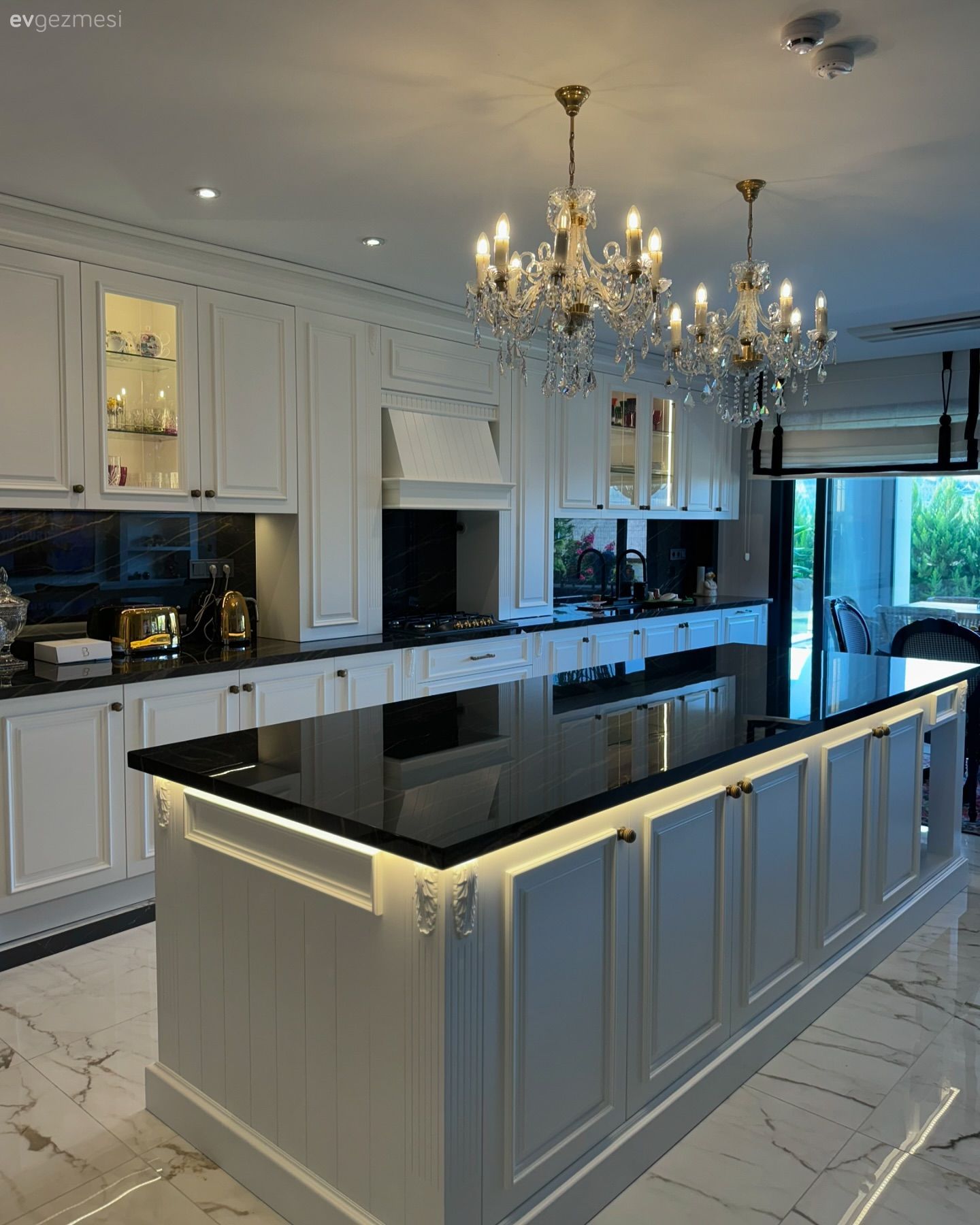 Bu Gösterişli Evde Zıt Renklerin Uyumuna Başvurulmuş!