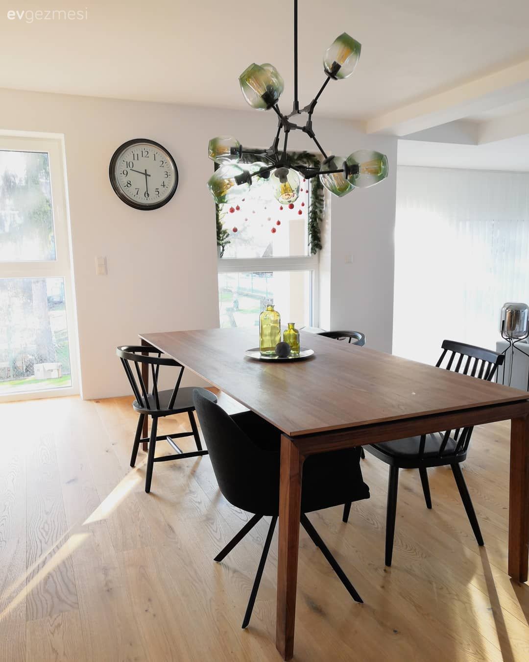 Yemek masası, Sandalye, Ahşap masa, Avize, Aydınlatma, Yemek odası avizesi, Duvar saati, Duvar dekorasyonu, Siyah, Kahverengi