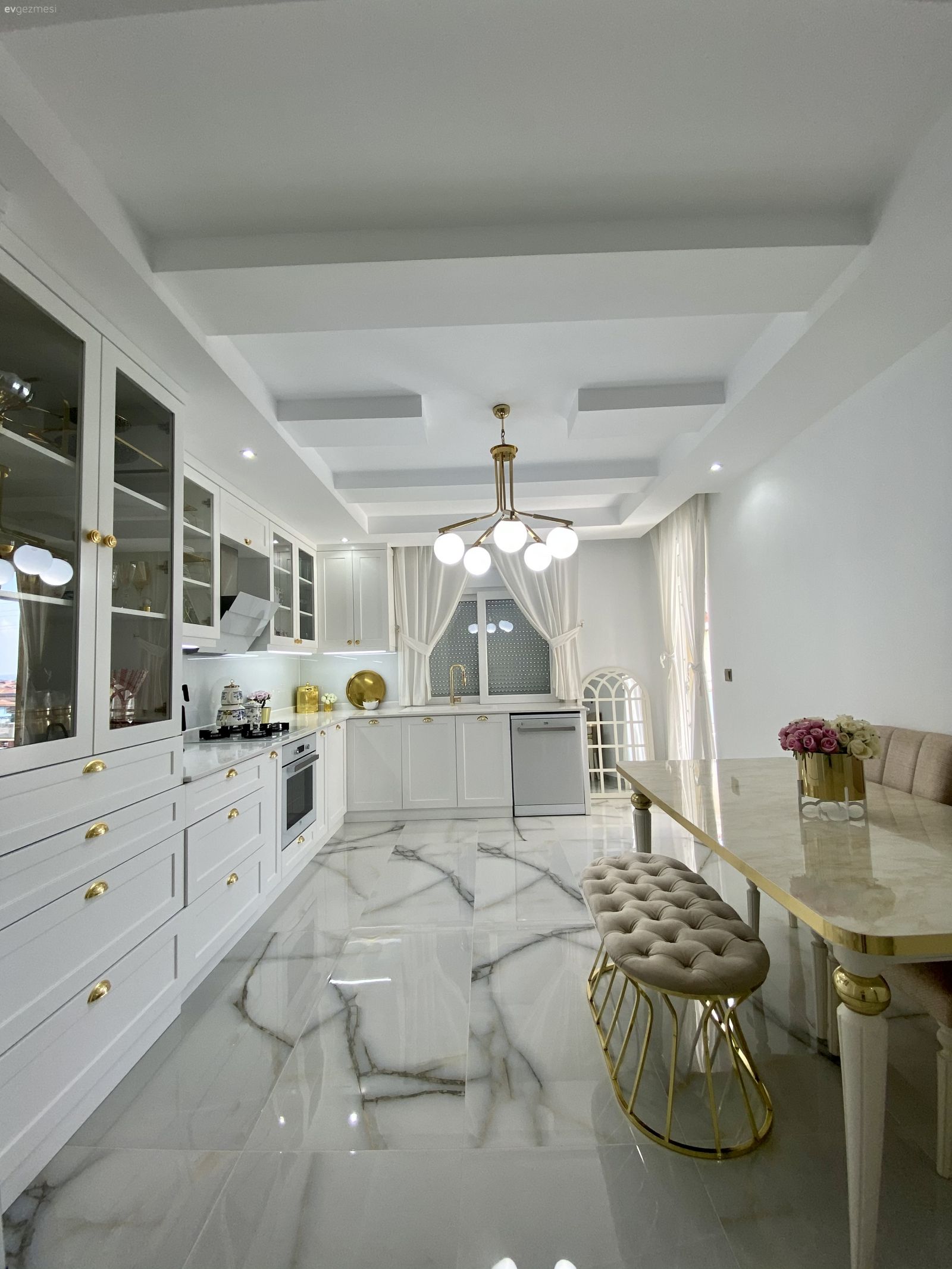 Mutfak, Art deko, Klasik, Beyaz, Altın, Tavan dekorasyon, Mutfak tezgahı, Mutfak tezgah arası, Mutfak zemin seramikleri, Mutfak perdesi, Mutfak Avize Modelleri, Ankastre, Davlumbaz, Sandalye, Mutfak masası, Bank, Puf