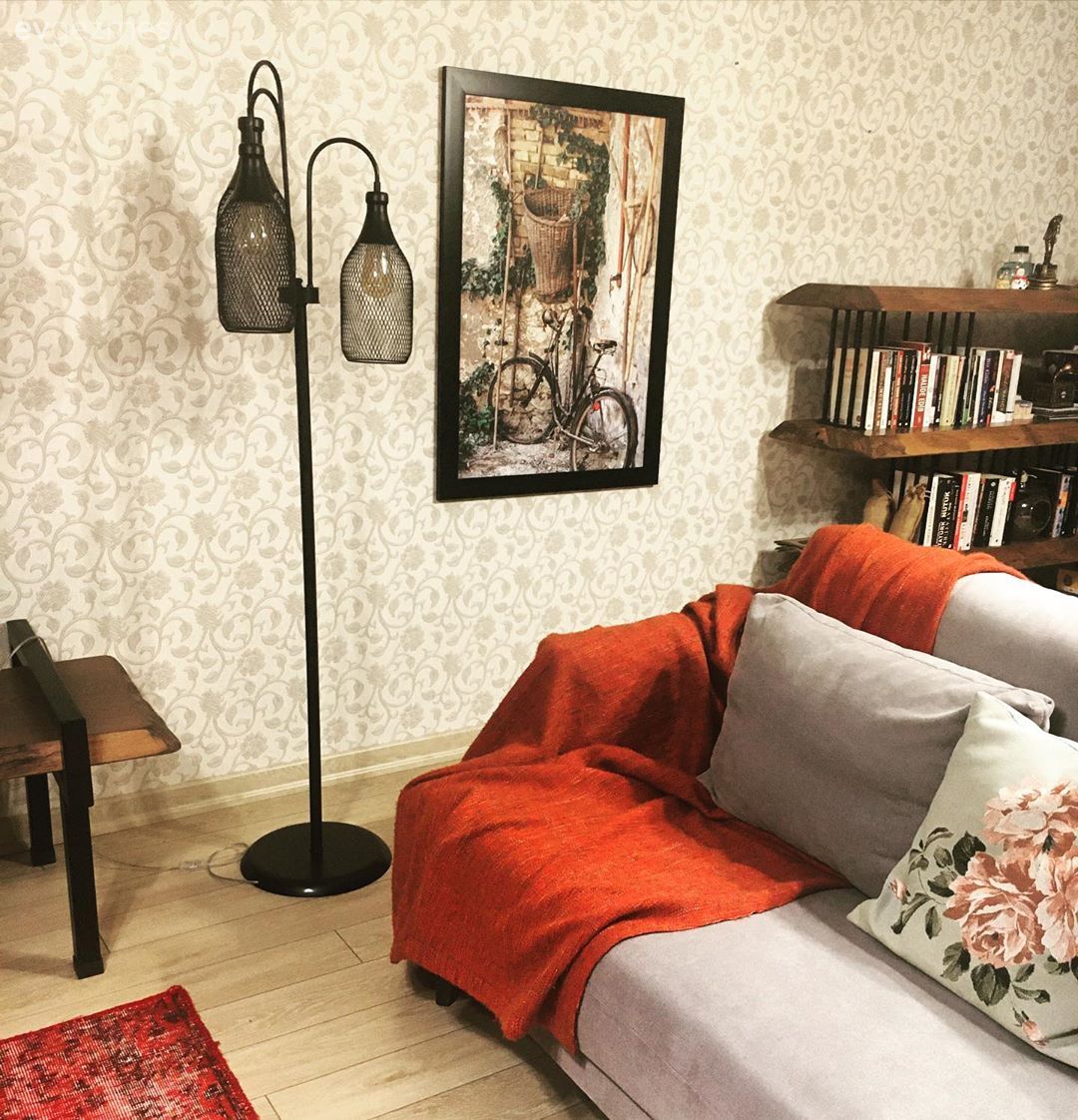 Duvar kağıdı, Duvar dekorasyonu, Koltuk takımı, Lambader, Aydınlatma, Tablo, Kitaplık, Kırlent, Ev tekstili, Halı, Siyah