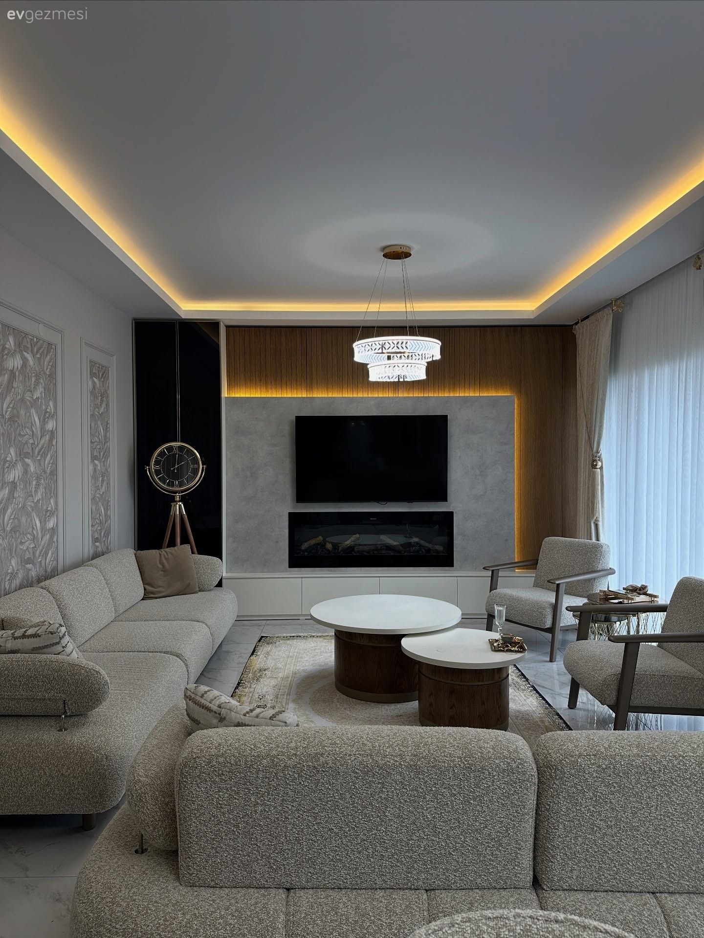 Salon, Modern, Krem, Bej, Beyaz, Koltuk takımı, Tv ünitesi, Tv ünitesi aksesuarları, Ev Aksesuar, Fon perde, Perde, Tül perde, Avize, Aydınlatma, Salon avizesi, Orta sehpa, Sehpa, Halı, Salon halısı, Vazo, Dekoratif Objeler, Berjer, Yan sehpa