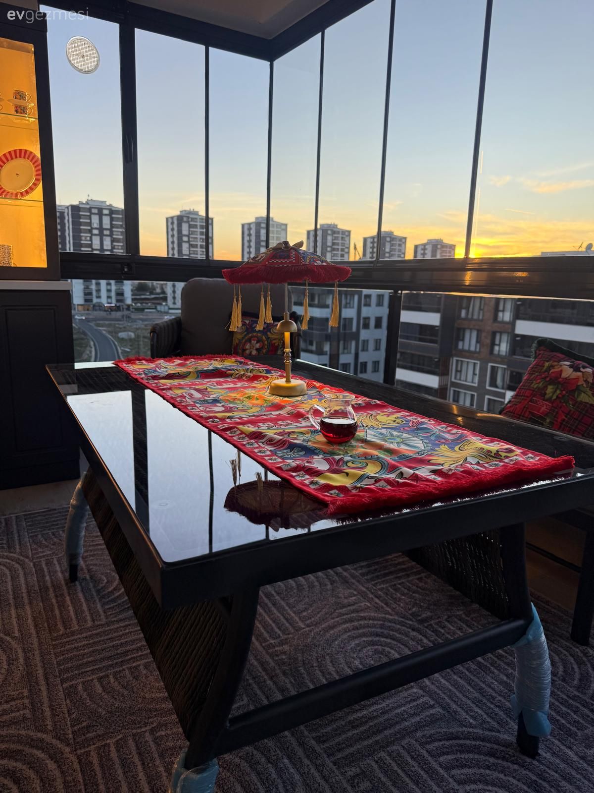 Kahve Köşesini İçine Alan Bir Diyarbakır Balkonu