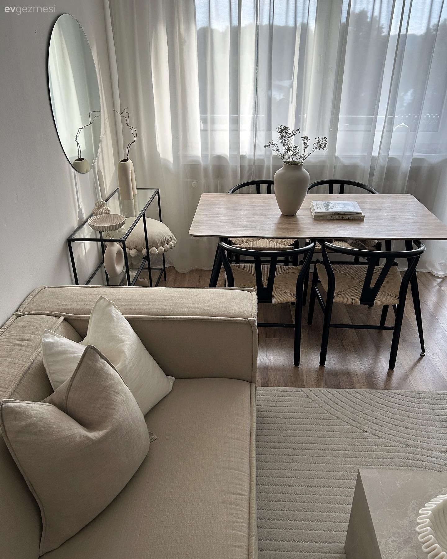 Bu Küçük Evde Açık Renklerin Ferah Atmosferdeki Payı Büyük!