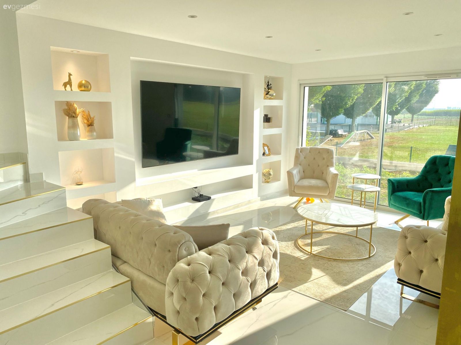 Salon, Modern, Art deko, Krem, Yeşil, Zümrüt yeşili, Altın, Modern chesterfield, Berjer, Koltuk takımı, Orta sehpa, Sehpa, Tv ünitesi, Tv ünitesi aksesuarları, Ev Aksesuar, Cam orta sehpa, Duvar Nişleri, Bej, Beyaz, Alçıpan tv ünitesi