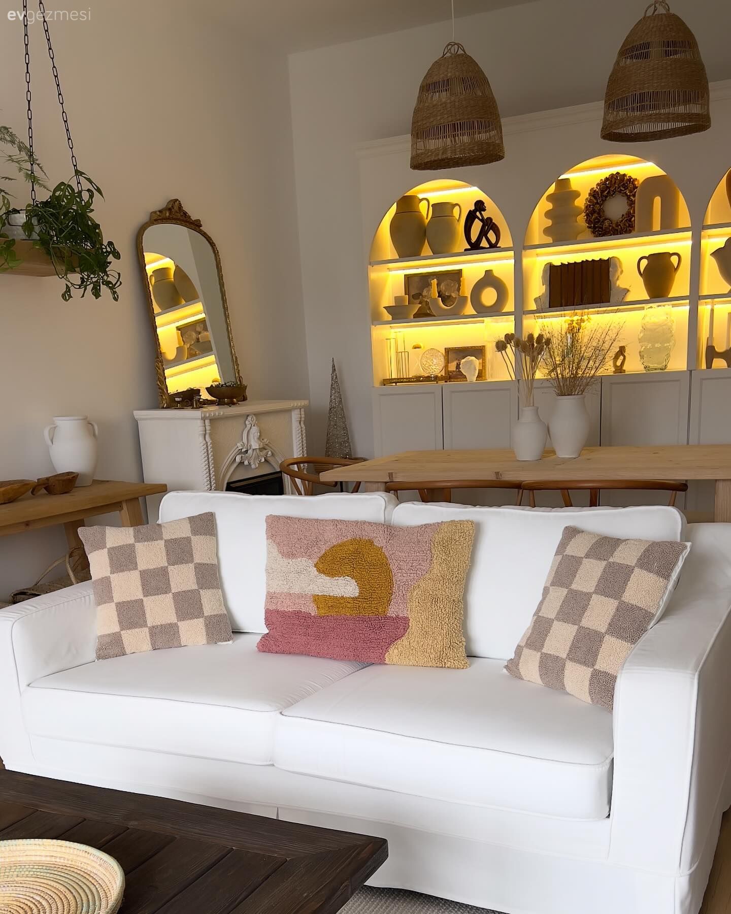 Ahşap ve Beyaz Dostluğu: İstanbul'da Aurası Yüksek Bir Ev!