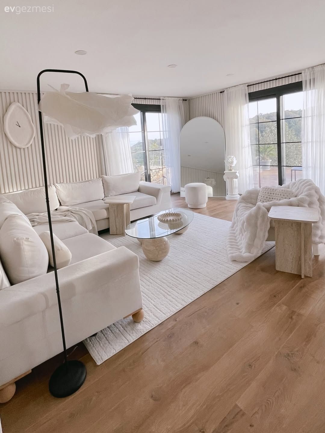 Salon, İskandinav, Beyaz, Krem, Bej, Koltuk takımı, Prefabrik ev, Boy aynası, Ayna, Puf, Lambader, Aydınlatma, Parke, Cam orta sehpa, Orta sehpa, Yan sehpa, Sehpa, Salon halısı, Tül perde, Perde, Duvar saati, Duvar dekorasyonu, Köşe koltuk, Lambri