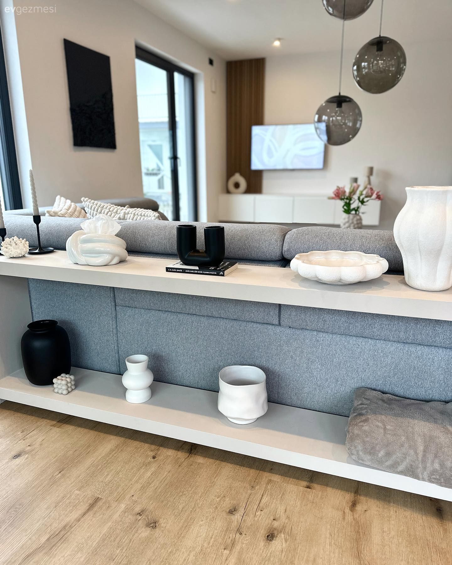 Bu Yüksek Tavanlı Evde Modern Stil Oldukça Belirgin!