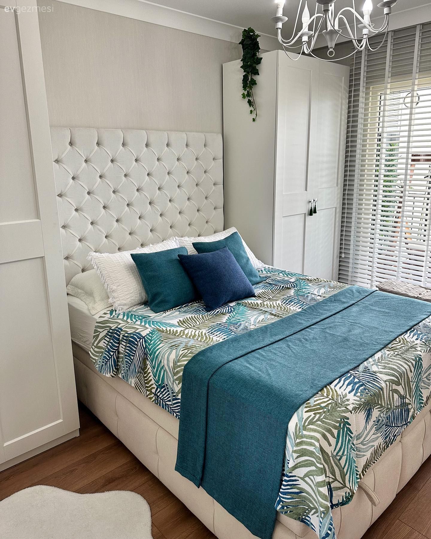 Yatak Odası, İskandinav, Beyaz, Mavi, Özel yapım dolaplar, Dolap, Yatak başlığı, Yatak örtüsü, Yatak odası avizesi, Jaluzi, Post halı, Halı