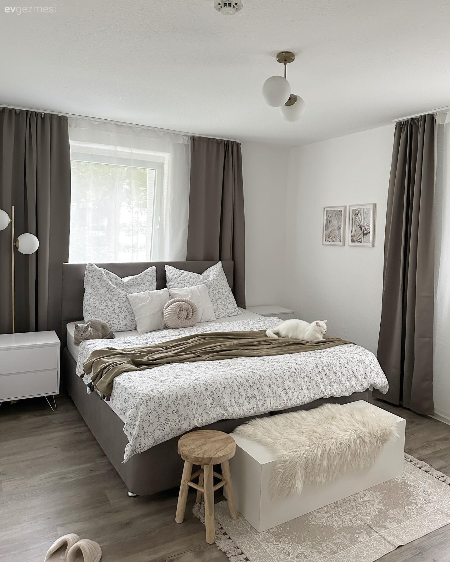 Yatak Odası, Modern, Beyaz, Kahverengi, Yatak örtüsü, Fon perde, Perde, Tül perde, Yatak başlığı, Komodin, Avize, Aydınlatma, Halı, Kırlent, Ev tekstili