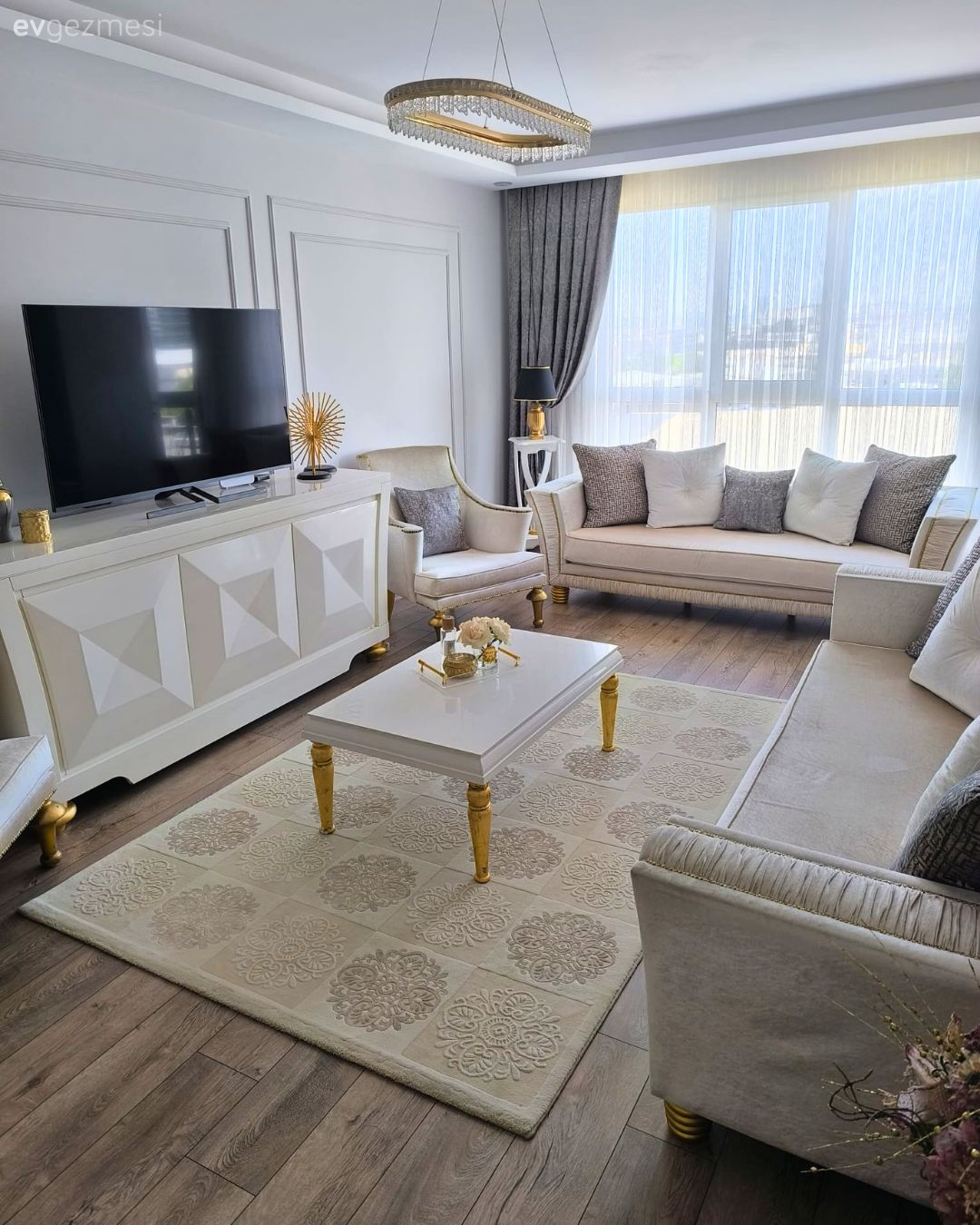 Salon, Klasik, Krem, Bej, Koltuk takımı, Kırlent, Ev tekstili, Duvar çıtalama, Orta sehpa, Sehpa, Halı, Fon perde, Perde, Tül perde, Taşlı avize, Avize, Parke, Gri, Tv ünitesi, Tv ünitesi aksesuarları, Ev Aksesuar, Dekoratif Objeler