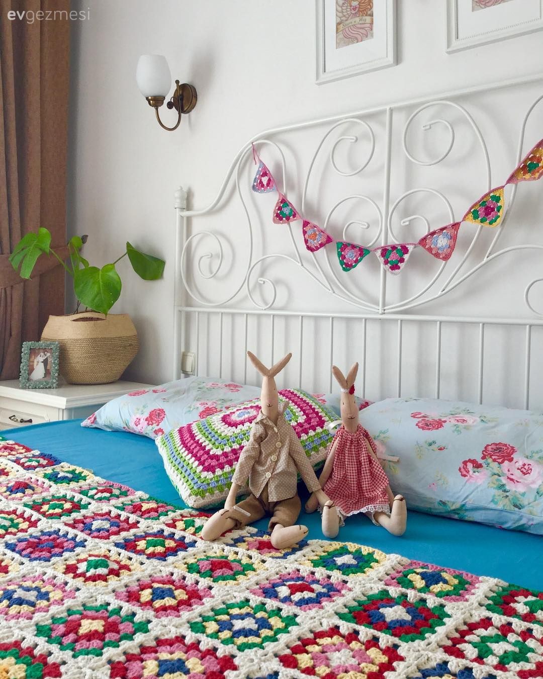 Yatak Odası, Mavi, Pembe, Beyaz, Yatak örtüsü, Kırlent, Ev tekstili, Duvar dekorasyonu, Tablo, Aplik, Aydınlatma, Yatak başlığı, Fon perde, Perde, Tül perde, Ev bitkisi, Saksı, Komodin