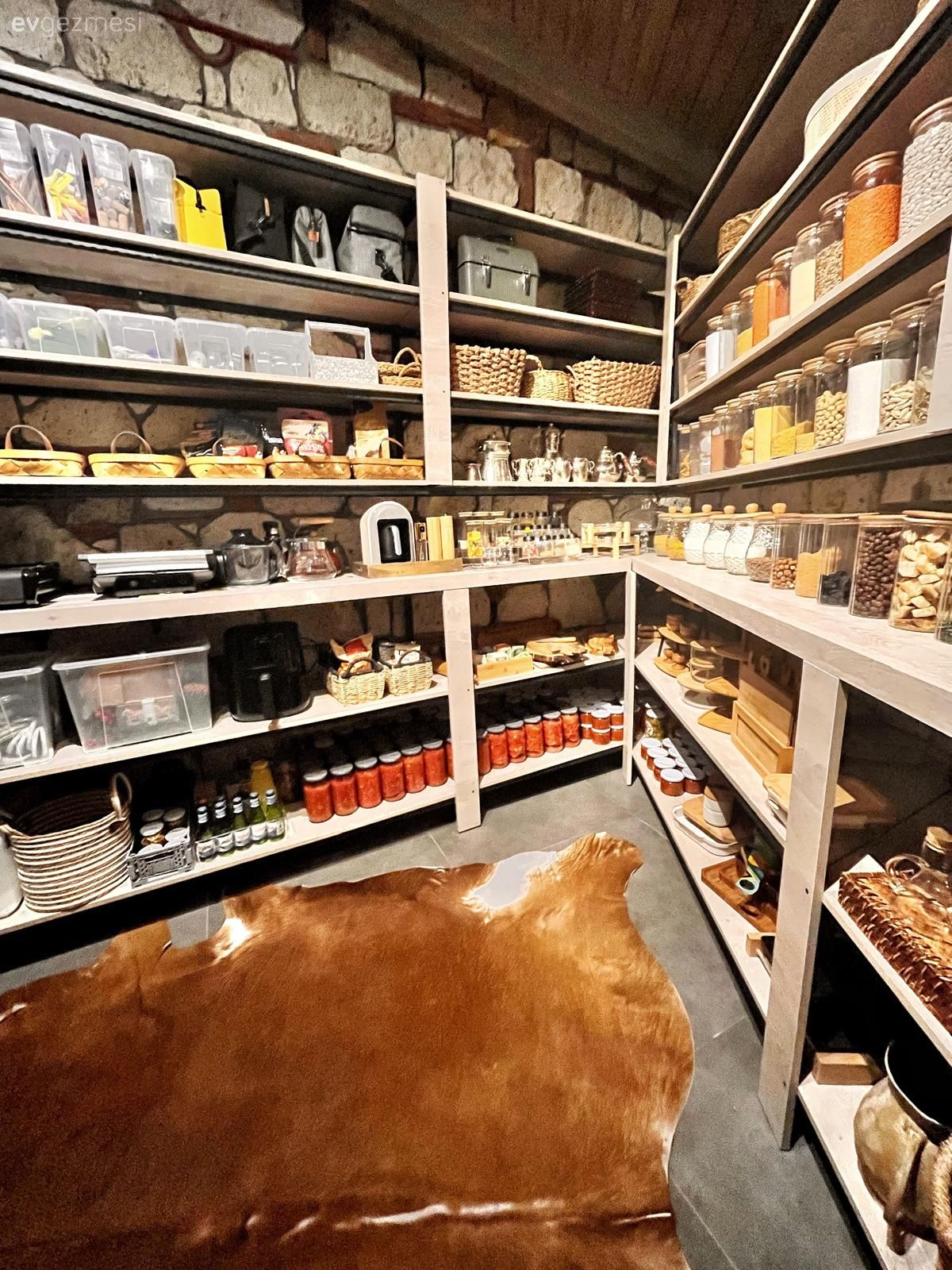 Yüksek Tavanlı Bu Alaçatı Evi Taş ve Ahşabın Uyumuna Teslim Olmuş