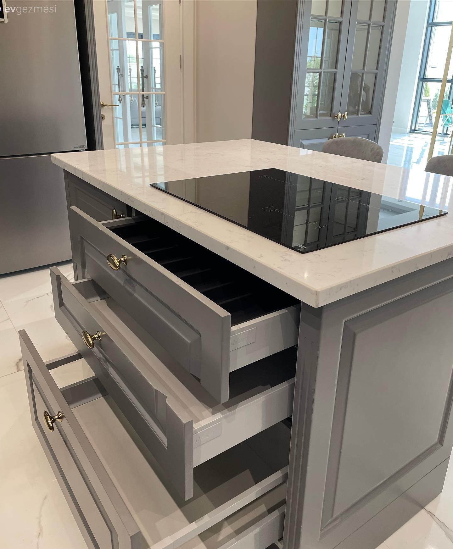 Modern mutfak, Mutfak, Gri, Beyaz, Siyah, Ada mutfak, Shaker kapaklı dolaplar, Mutfak zemin seramikleri