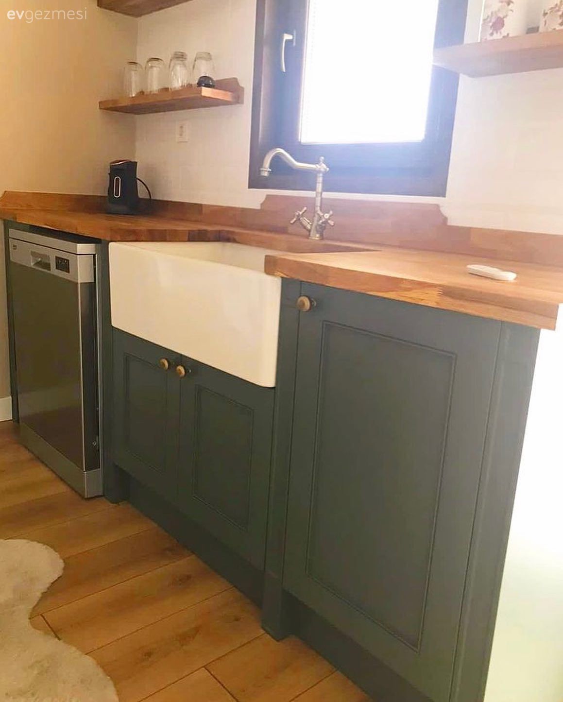 Bu Rustik Mutfakta Yeşil Dolapların Yancısı Ahşap Tezgah!