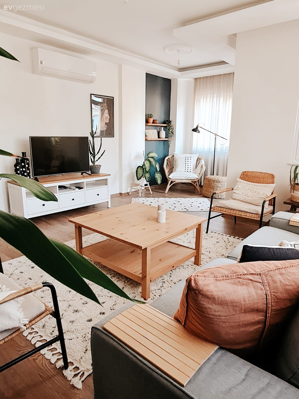 Salon, Bohem Dekorasyon, Gri, Turuncu, Krem, Koltuk takımı, Rattan sandalye, Orta sehpa, Sehpa, Halı, Salon halısı, Ev bitkisi, Parke, Tv ünitesi, Tv ünitesi aksesuarları, Ev Aksesuar, Kırlent, Ev tekstili