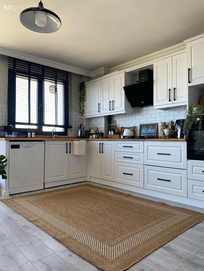 Yapışkan Folyo ile Değişen Bu Mutfak Yeni Halinde Daha Sıcak!