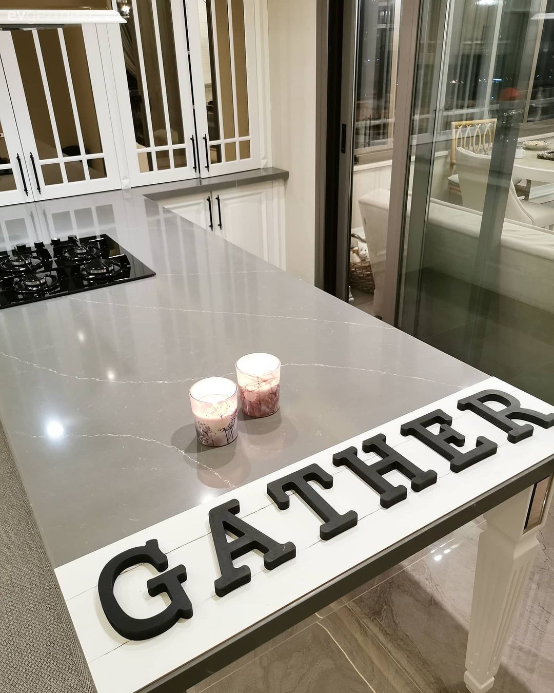 Beyaz, Siyah, Ada mutfak, Mutfak