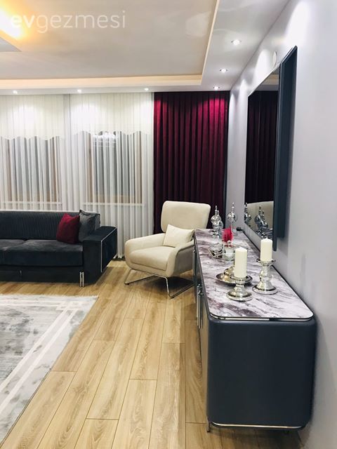 Salon, Bordo, Siyah, Krem, Koltuk takımı, Berjer, Fon perde, Perde, Tül perde, Halı, Salon halısı, Sehpa, Aydınlatma, Spot aydınlatma, Konsol, Konsol üzeri dekoratif objeleri, Şamdan, Ev Aksesuar, Mumluk
