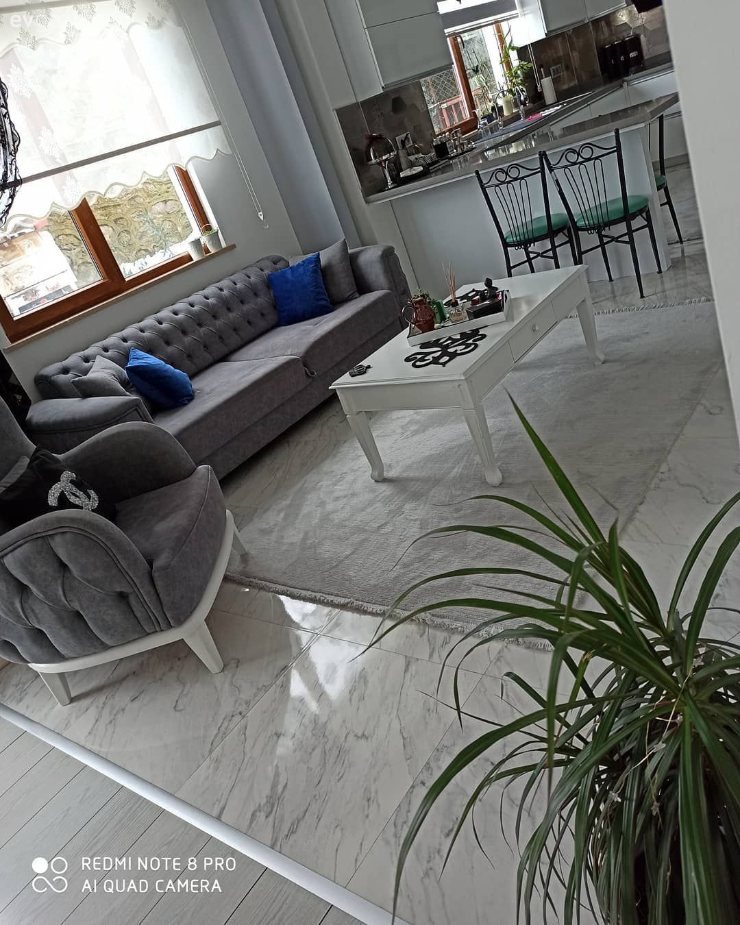 Amerikan Mutfak, Mutfak, Gri, Parlament mavisi, Modern chesterfield, Berjer, Beyaz, Zemin seramikleri, Halı, Orta sehpa, Sehpa, Ev bitkisi, Stor perde, Sandalye