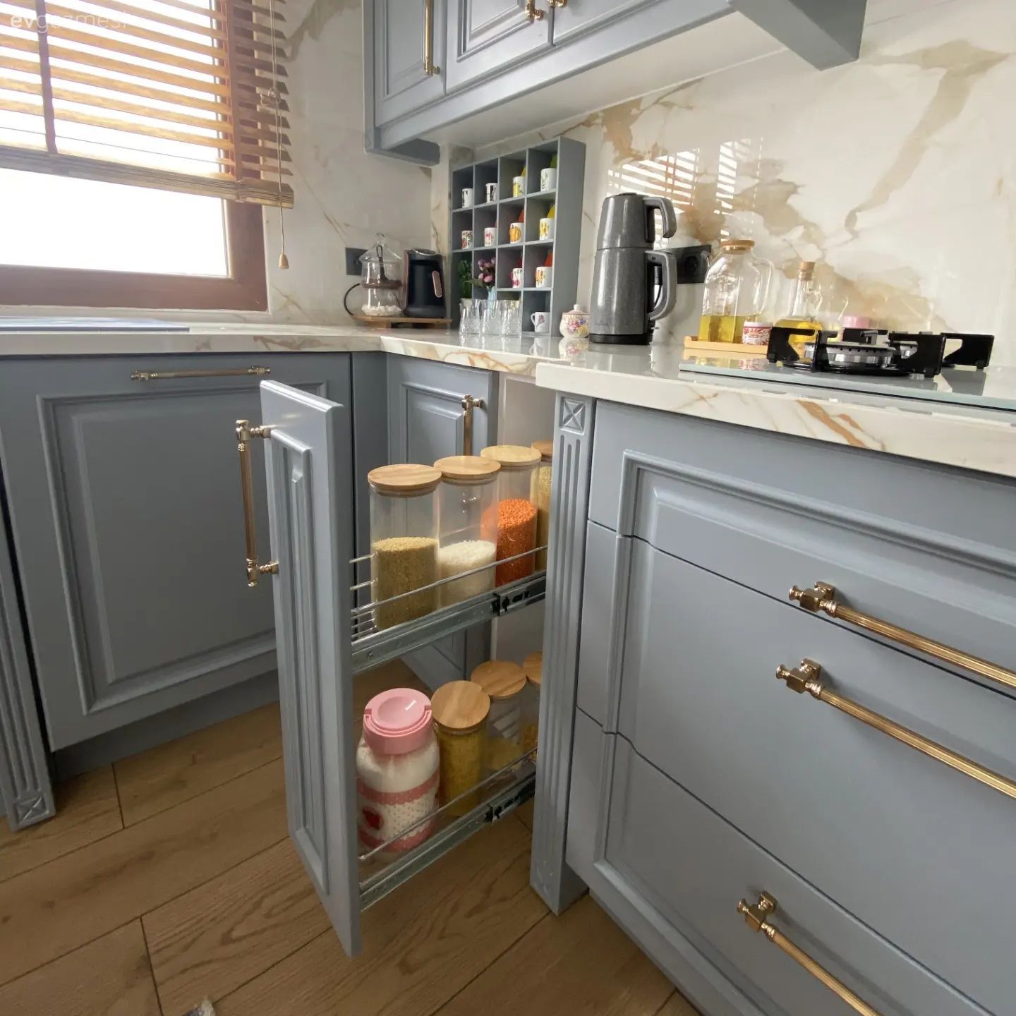 Mutfak, Gri, Beyaz, Altın, Mutfak tezgahı, Mutfak tezgah arası, Tezgah arası doğal taş, Ahşap jaluzi, Jaluzi