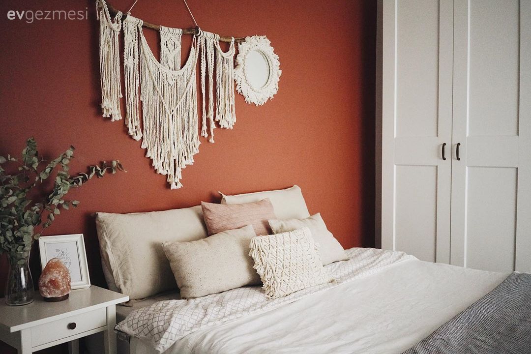 Yatak Odası, Turuncu duvar rengi, Beyaz, Krem, Makrome, Gardrop, Yatak örtüsü, Komodin, Ev bitkisi, Bohem Dekorasyon