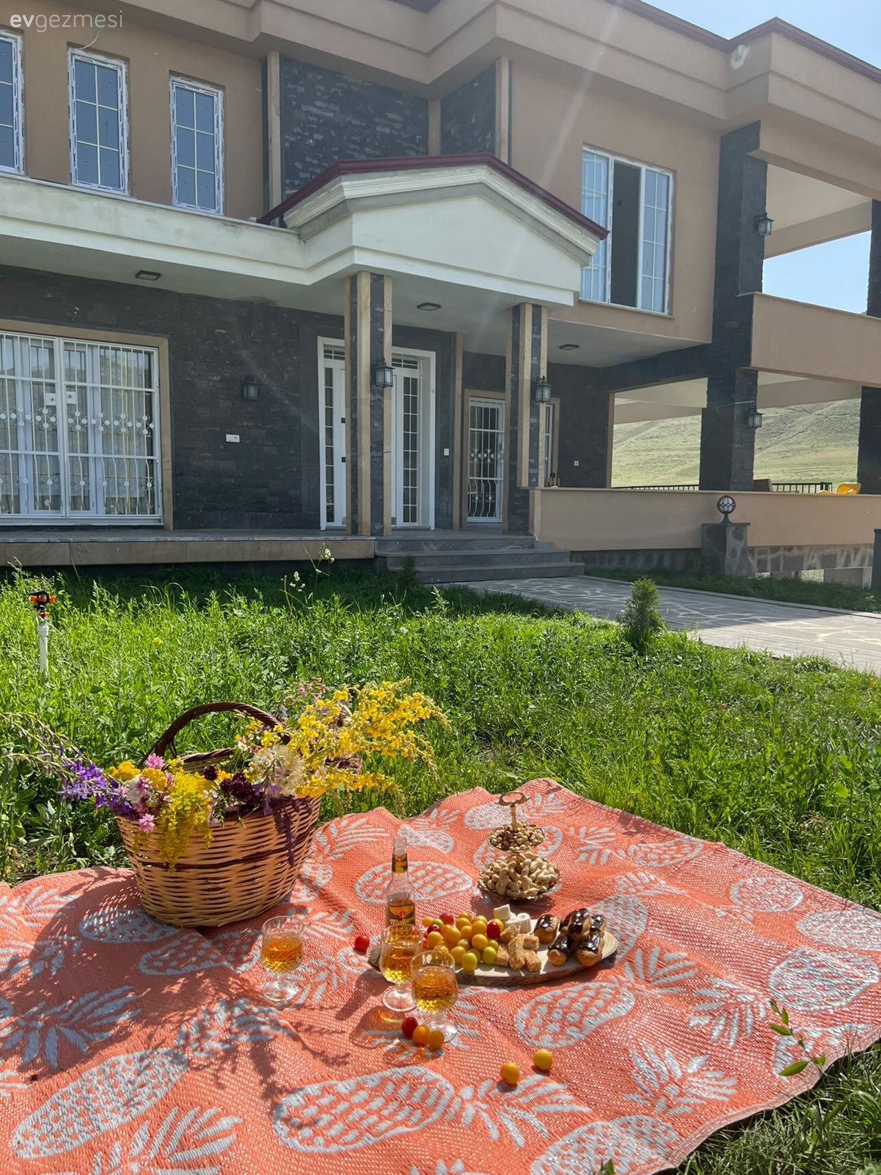 Müstakil Ev, Dış cephe