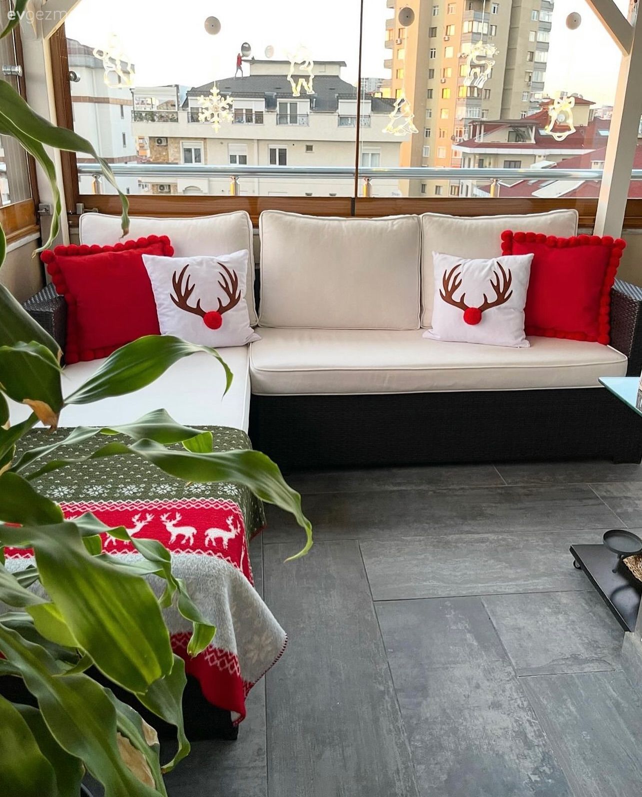 Kış bahçesi, Kırmızı, Yılbaşı dekorasyonu, Makrome, Balkon avizesi, Dekoratif Objeler, Kırlent, Ev tekstili, Yeşil, Beyaz, Köşe koltuk, Koltuk takımı, Kapalı balkon