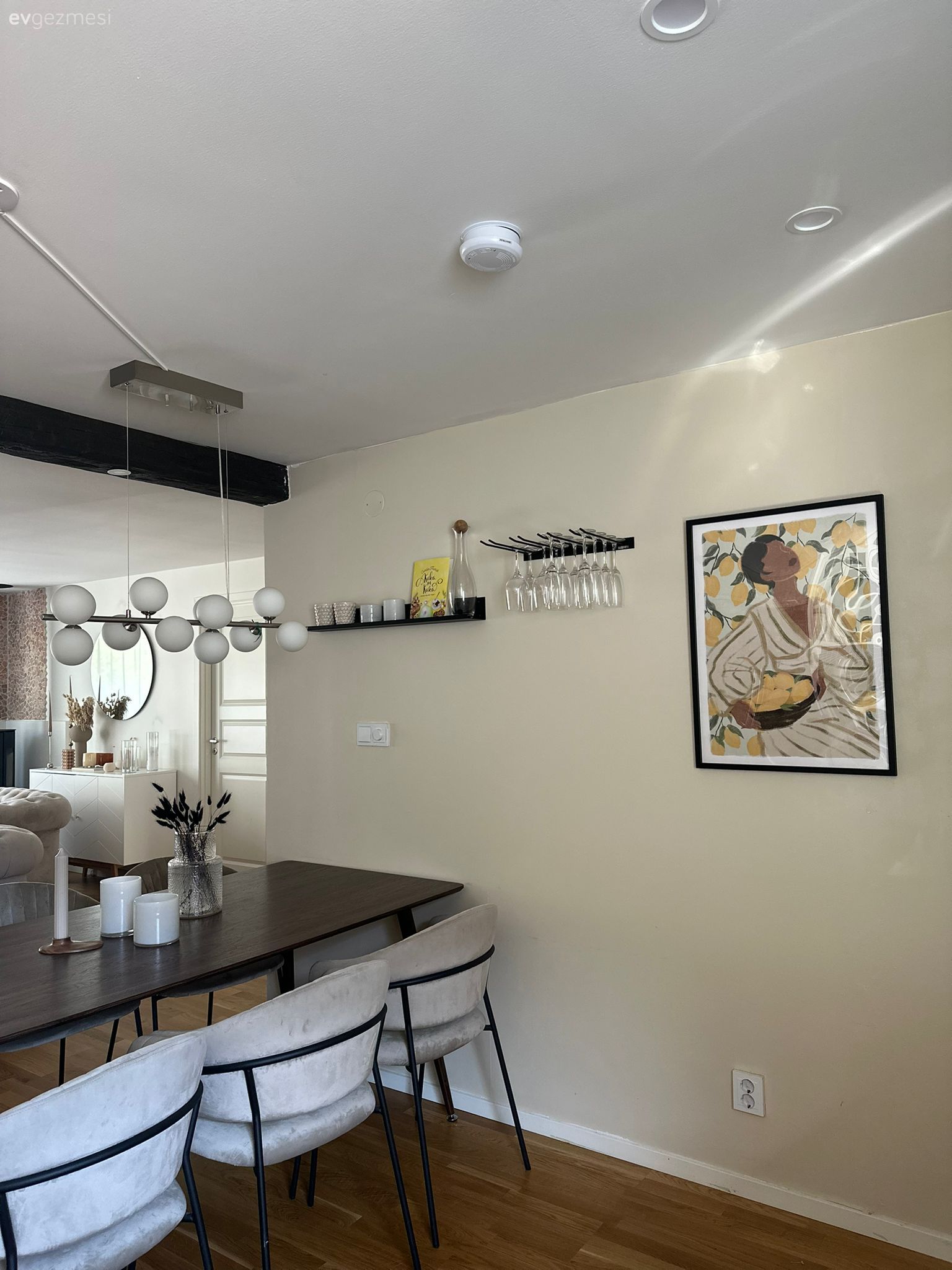 Yemek masası, Sandalye, Bej, Gri, Siyah, Tablo, Duvar dekorasyonu, Dekoratif Objeler, Avize, Aydınlatma, Salon avizesi