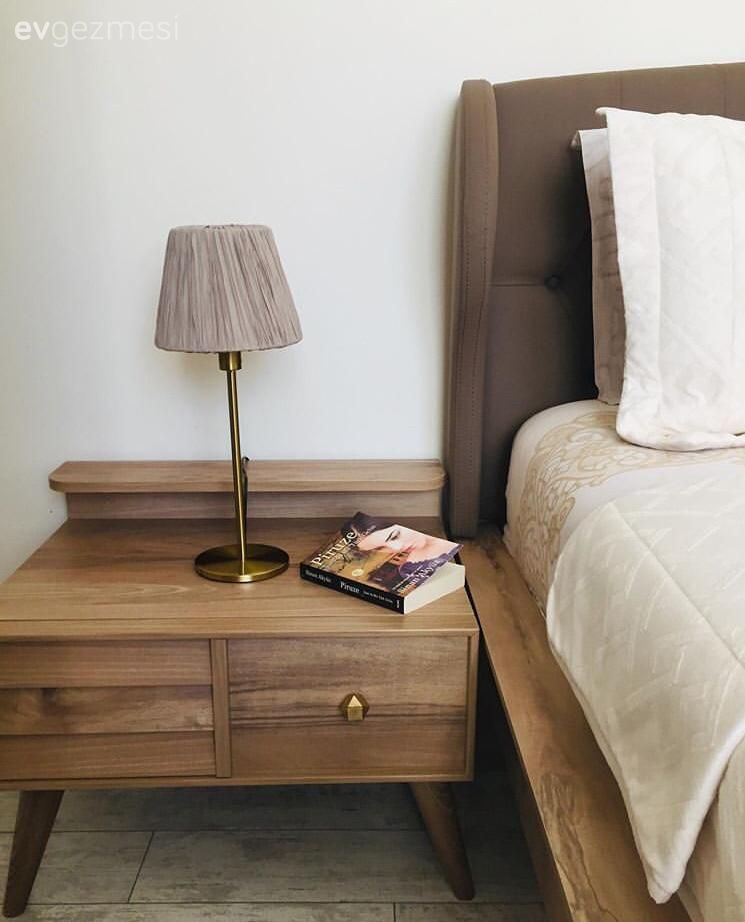 Yatak Odası, Beyaz, Kahverengi, Ahşap Mobilya, Abajur, Aydınlatma, Komodin