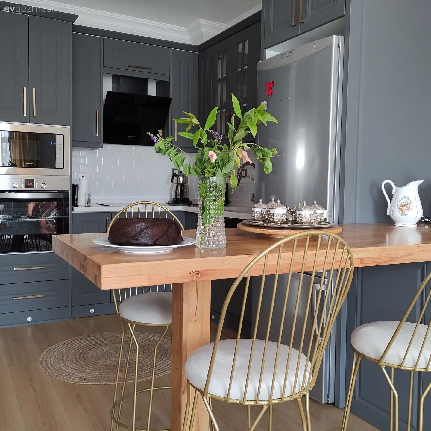 Mutfak, Gri, Beyaz, Altın, Gri mutfak, Mutfak tezgahı, Mutfak tezgah arası, Mutfak masası, Sandalye, Metal sandalye, Parke, Ankastre