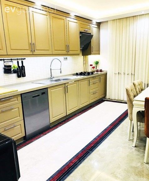 Mutfak, Krem, Beyaz, Bordo, Siyah, Mutfak halısı, Mutfak tezgahı, Mutfak tezgah arası, Tezgah arası seramik, Tül perde, Perde, Mutfak perdesi, Sandalye, Mutfak masası