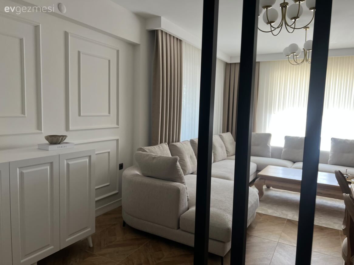 Beyaz, Bej, Köşe koltuk, Koltuk takımı, Duvar çıtalama, Parke, Fon perde, Perde, Tül perde, Avize, Aydınlatma