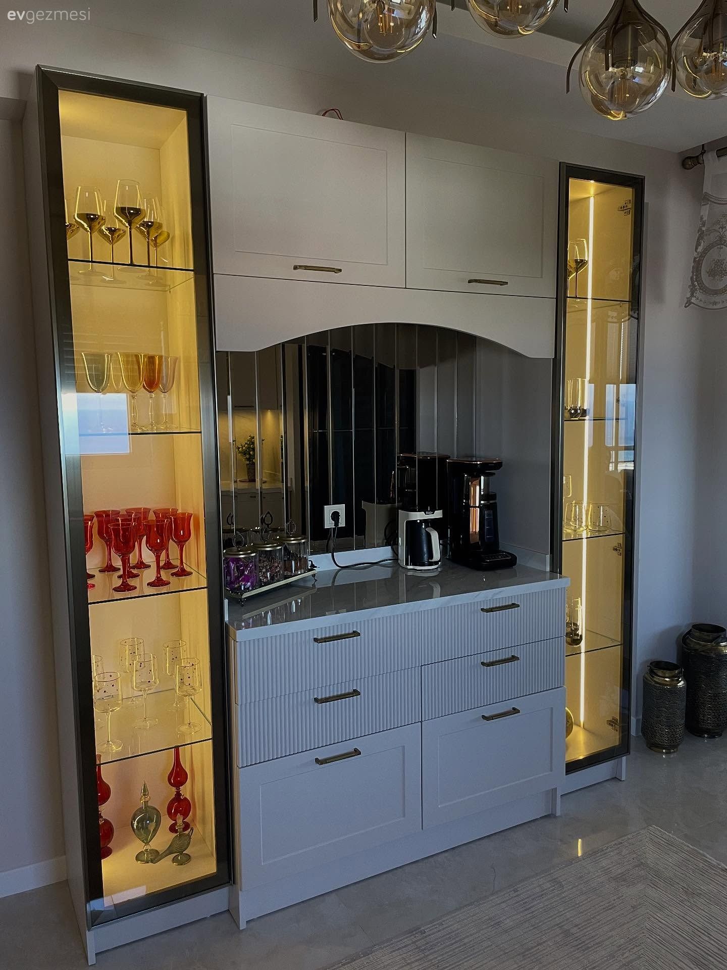 Kahve köşesi, Cam kapaklı dolap, Ayna, Lambri, Avize, Aydınlatma