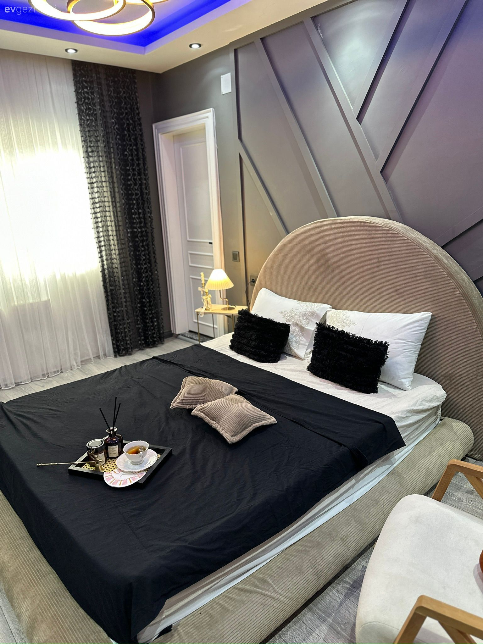 Yatak Odası, Gri, Antrasit  , Beyaz, Vizon, Fon perde, Perde, Tül perde, Duvar çıtalama, Yatak başlığı, Yatak odası duvar dekorasyonu, Avize, Aydınlatma, Yatak odası avizesi, Berjer